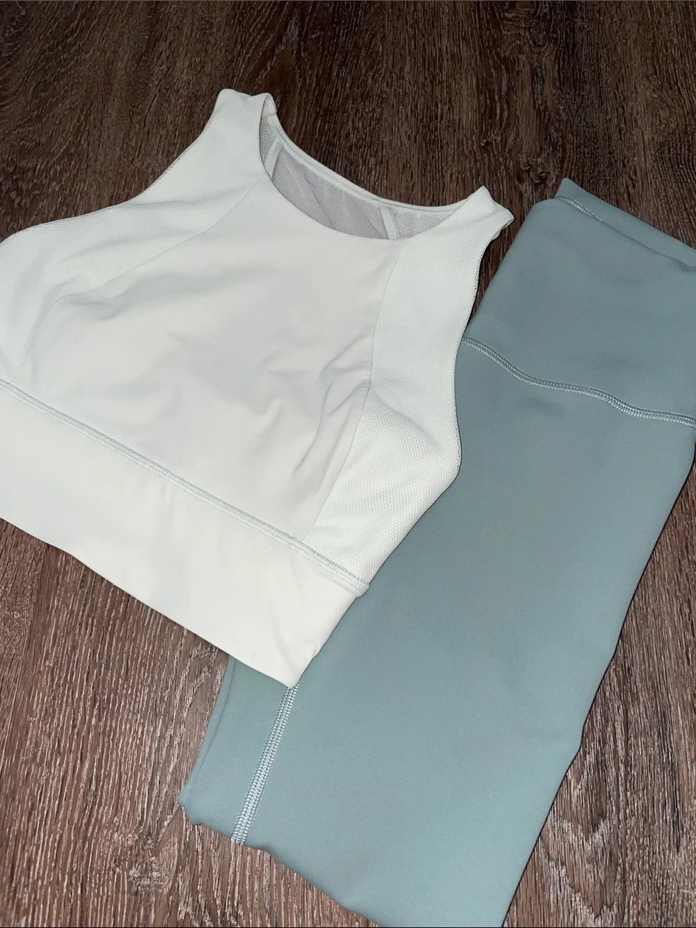 EUC Lululemon Matching Shades of Mint Green Set. Size 4